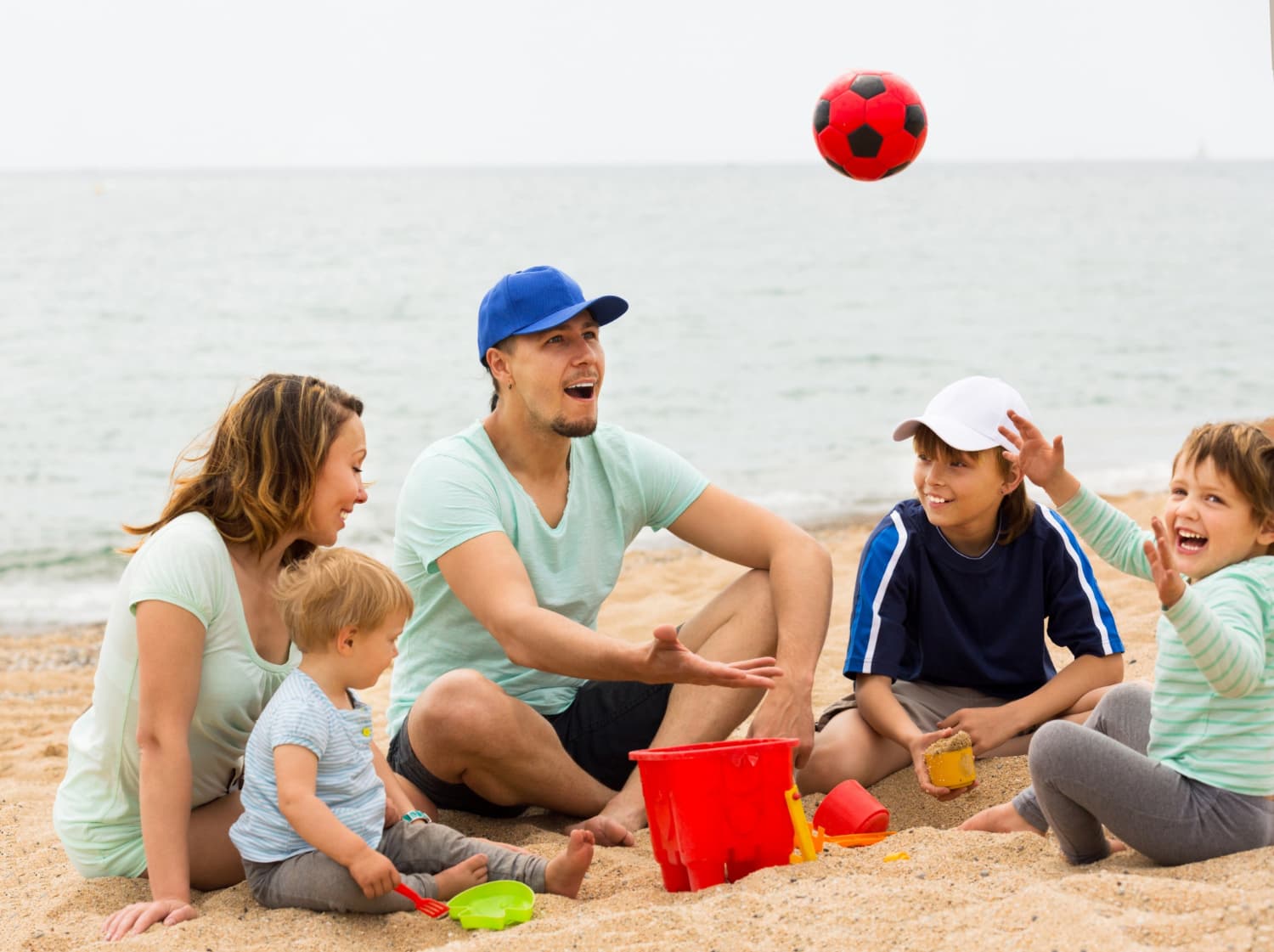 Jeux en famille à la plage - Original